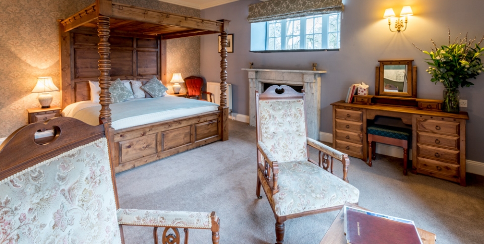 Huge solid oak 4 poster bed